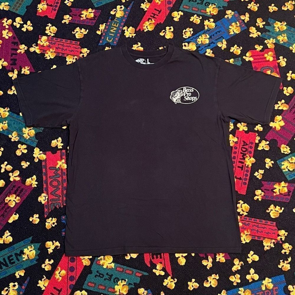 Bass Pro Shops ‘Hunters Do It In The Woods’ Black Graphic Tee Shirt / Size L